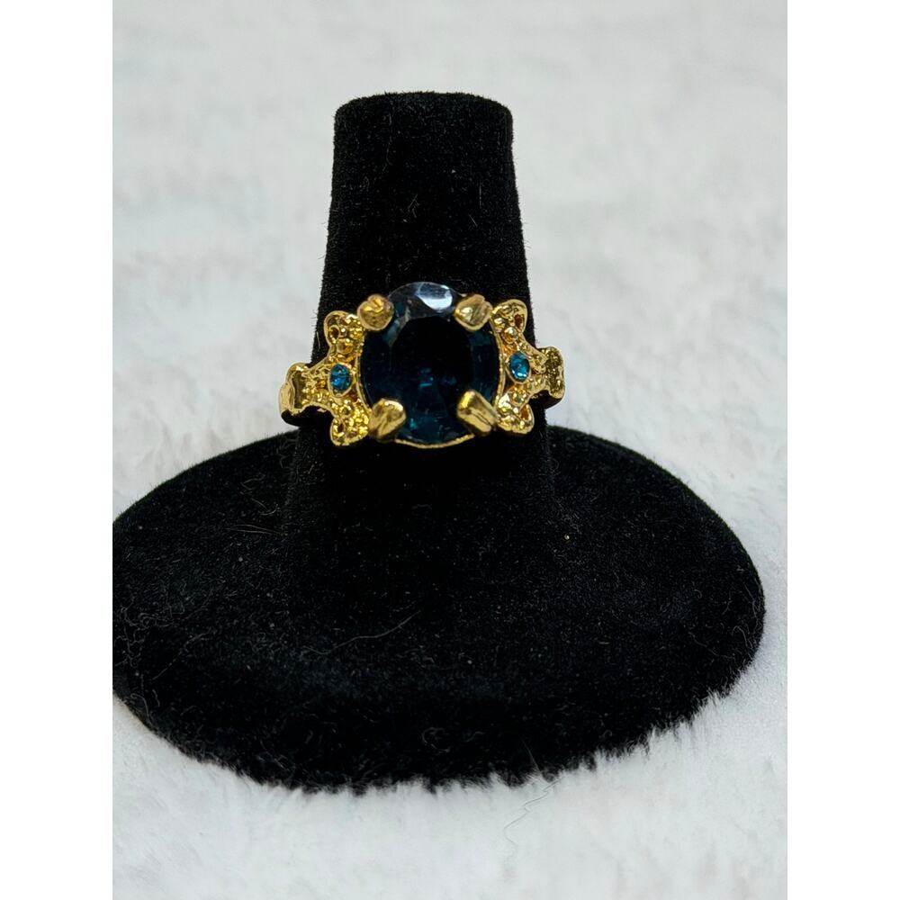Vintage Gold Tone Ring with Emerald‑Look Stone – Sz 5